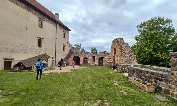 62  Pohled k bráně