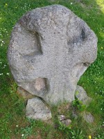 64  Smírčí kříž u kostela