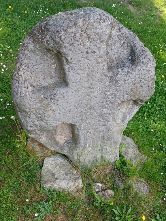 64  Smírčí kříž u kostela