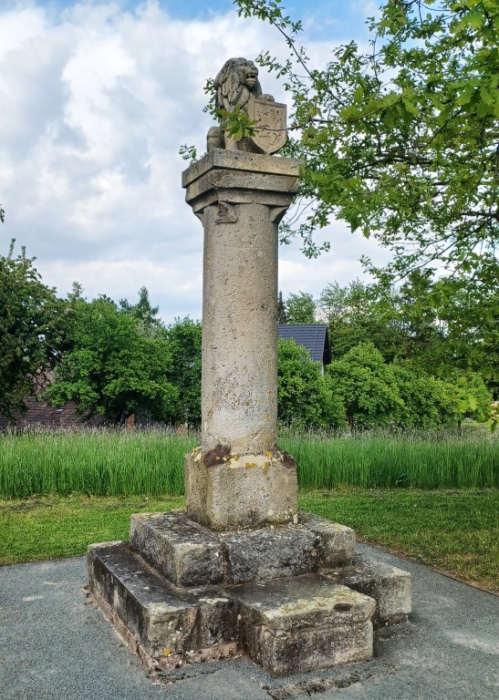 66  Habřina - pomník nad obcí