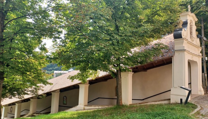 74  Růžencové schodiště u kostela