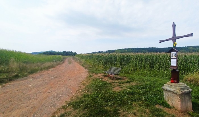 85  Dřevěný kříž u cesty