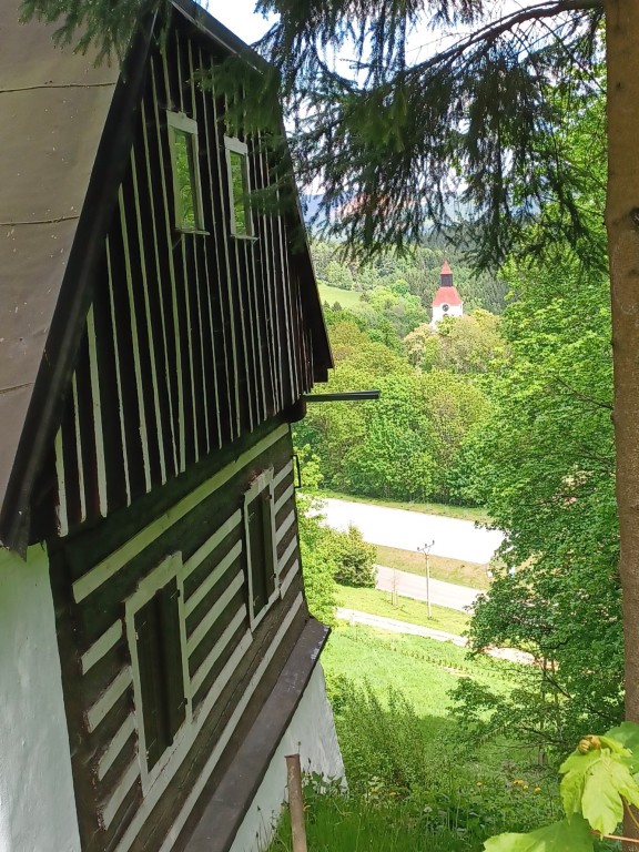 88  Průhled ke kostelu