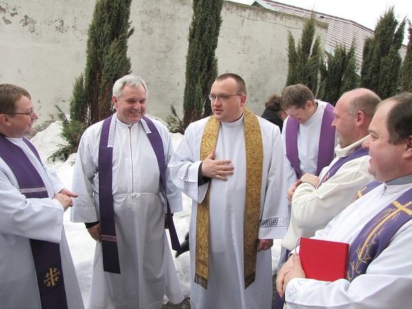 09  Před kostelem 