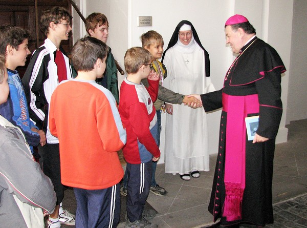 18  Pozdravení s biskupem Dominikem