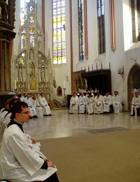 16  Pohled do presbytáře