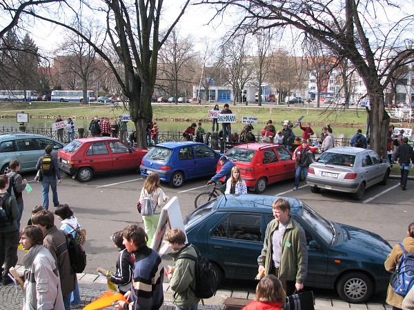 44  Ped budovou