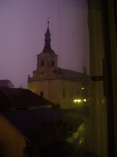 23  Místní kostel během noční bouřky