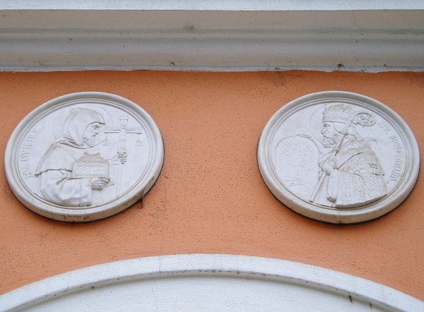 19  Nad vchodem  