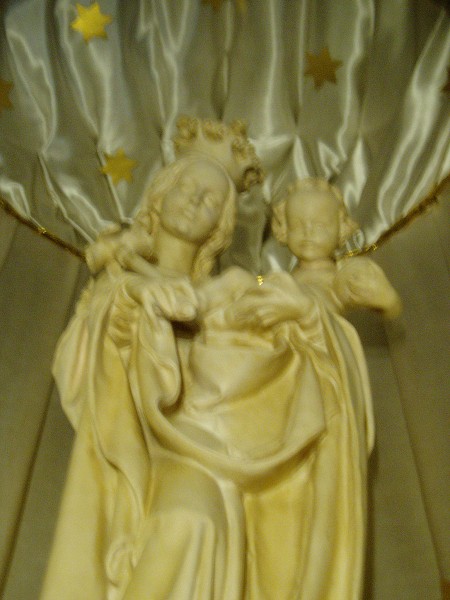 12  Detail sochy Panny Marie