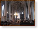 77  Interir - katolick st v pozad