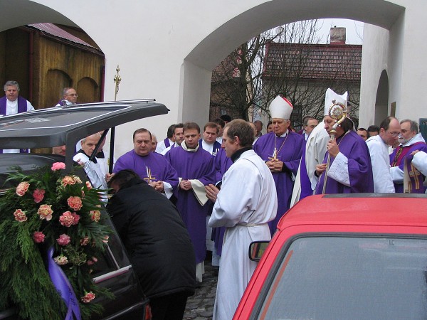 16  Ped kostelem  