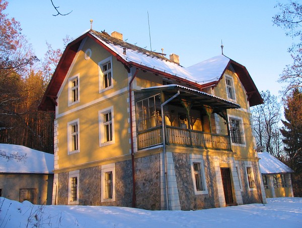 11  Chaloupka v bílém 