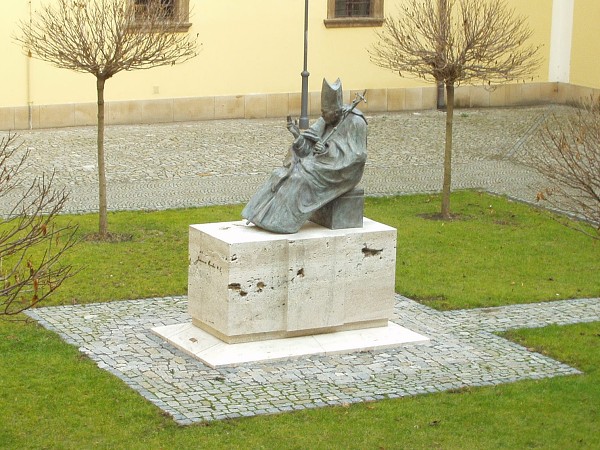 13  Socha papeže 