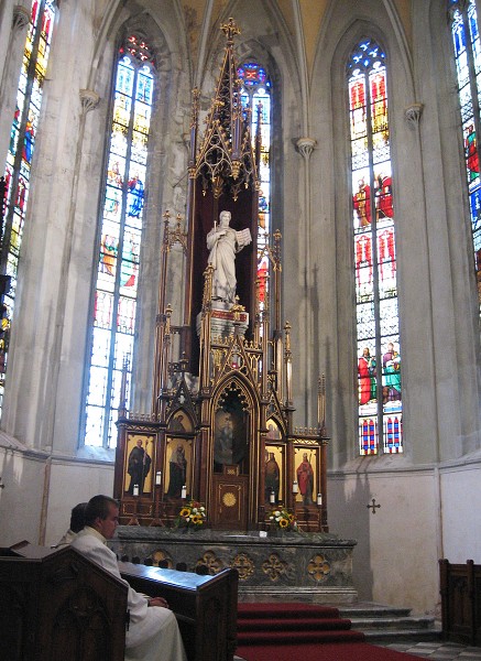 02  Presbytář kostela  