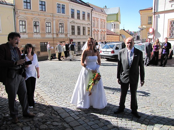 08  Před kostelem