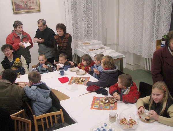 16  Předsednický stůl