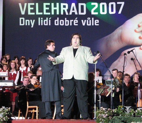 60  Bez mikrofonu...